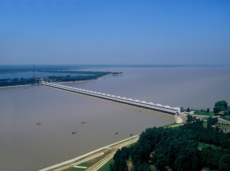 1、三河閘：淮河入江水道重要控制口門，建國(guó)初期我國(guó)自行設(shè)計(jì)和施工的大型水閘，共63孔，總寬697.75米，，由我公司于1953年7月建成通水；并承擔(dān)了其后的歷次加固任務(wù)。.jpg